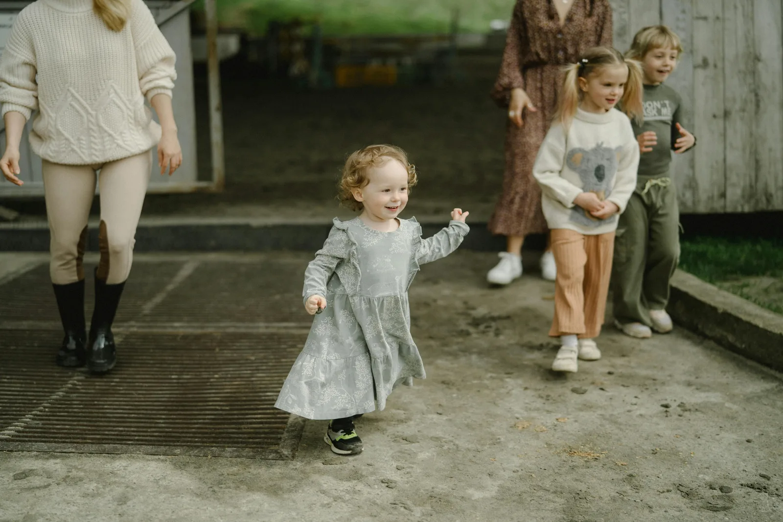 Kinderen op het erf van de boerderij